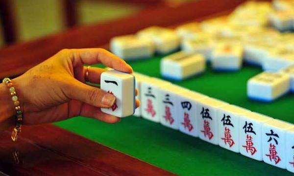 海底捞张勇发家史:夺兄弟股权,举家移民操作上市,他怎样了?