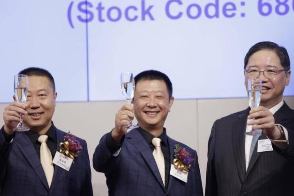 海底捞张勇发家史:夺兄弟股权,举家移民操作上市,他怎样了?