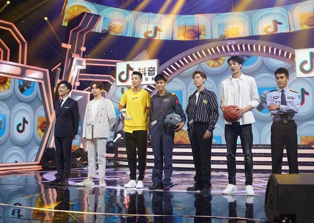 《天天向上》十周年F3携手钱枫演绎歌曲 行业精英回归谈十年成长