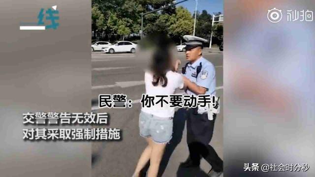 女子违法被查 多次推搡交警还说自己挨打了 交警一个抱摔将其撂倒