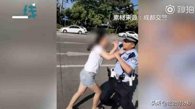 女子违法被查 多次推搡交警还说自己挨打了 交警一个抱摔将其撂倒