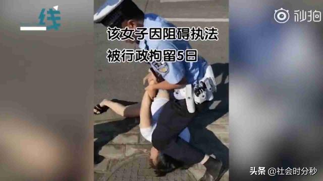女子违法被查 多次推搡交警还说自己挨打了 交警一个抱摔将其撂倒