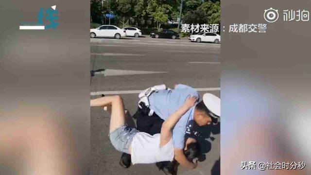 女子违法被查 多次推搡交警还说自己挨打了 交警一个抱摔将其撂倒