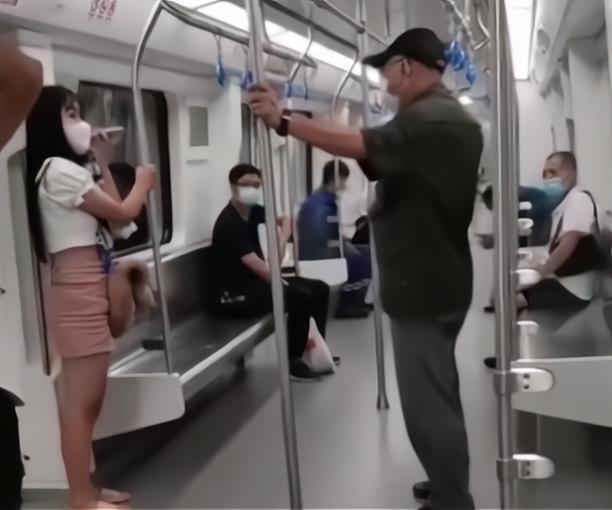 江西一女子坐地铁未戴口罩,被俩大爷怒骂吓哭,戴上后仍被追着骂