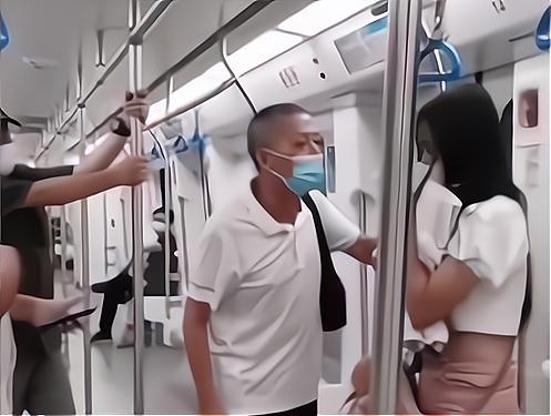 江西一女子坐地铁未戴口罩,被俩大爷怒骂吓哭,戴上后仍被追着骂
