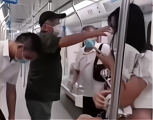 江西一女子坐地铁未戴口罩,被俩大爷怒骂吓哭,戴上后仍被追着骂