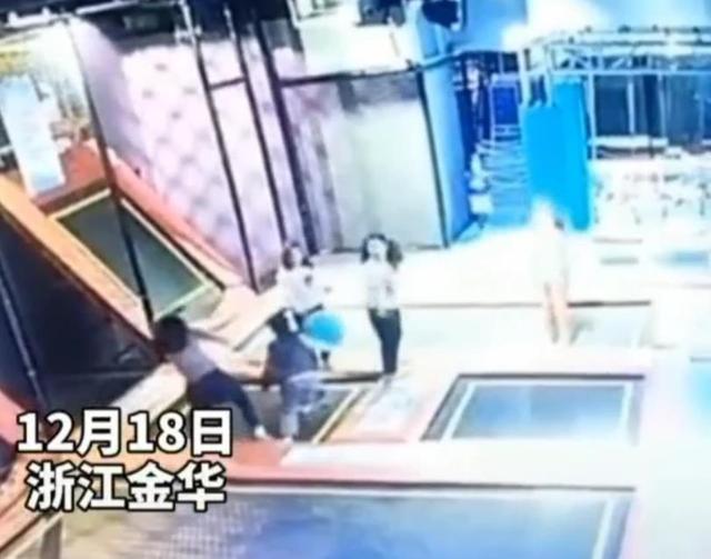 热评 | 男孩殴打四名外国女孩?挑动舆论者,应该把话说清楚