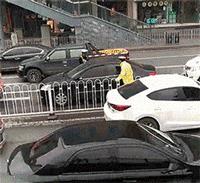 「辟谣」朋友圈流传“交警砸车”事件,称交警暴力执法?真相原来是……