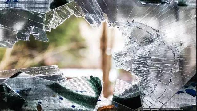 「辟谣」朋友圈流传“交警砸车”事件,称交警暴力执法?真相原来是……