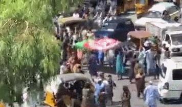 外媒:塔利班向人群开火,现场枪声不断多人死亡,与一面旗有关