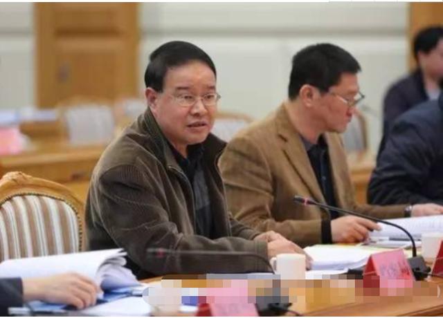 广东汕头贪官落马记:58岁包养情人生儿子,退休前3天落网