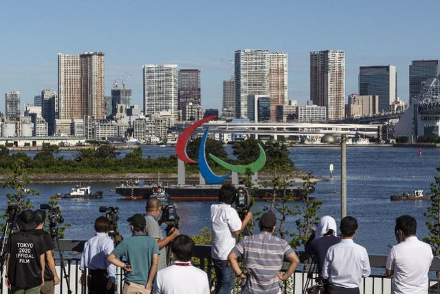 日本东京湾海面竖起东京残奥会巨型标志,取代奥运会五环标志