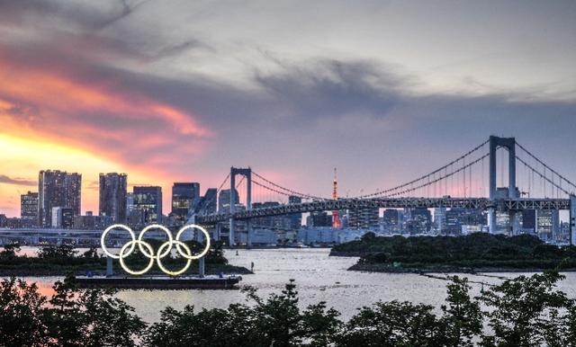 日本东京湾海面竖起东京残奥会巨型标志,取代奥运会五环标志