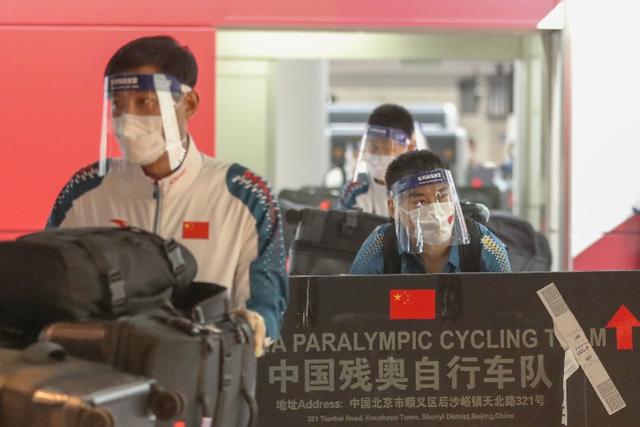日本东京湾海面竖起东京残奥会巨型标志,取代奥运会五环标志