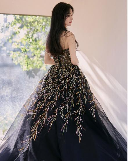红毯造型两极分化:唐嫣产后回春热巴美貌封神,4大顶流却遭群嘲