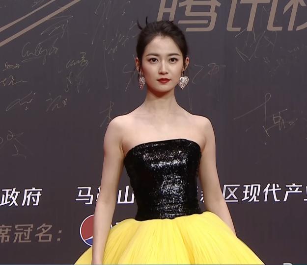 红毯造型两极分化:唐嫣产后回春热巴美貌封神,4大顶流却遭群嘲