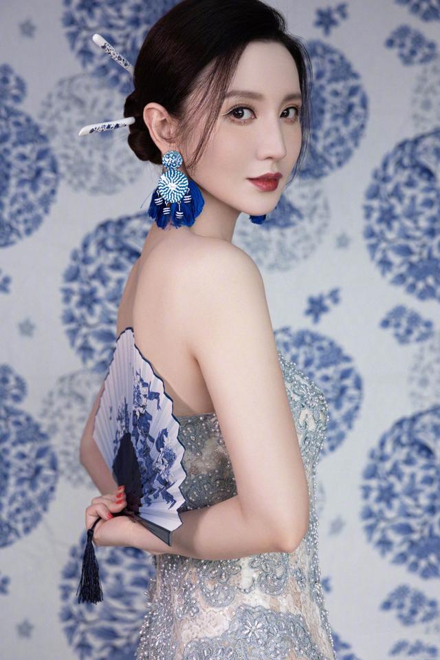 红毯造型两极分化:唐嫣产后回春热巴美貌封神,4大顶流却遭群嘲