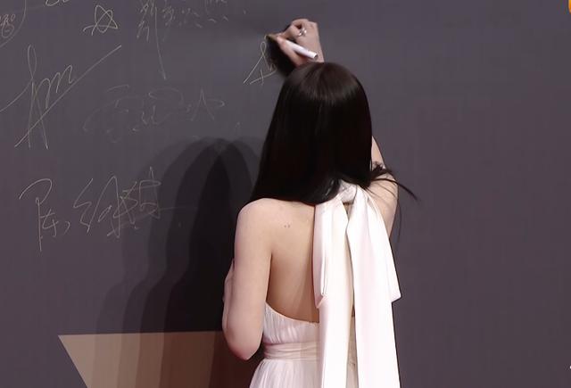 红毯造型两极分化:唐嫣产后回春热巴美貌封神,4大顶流却遭群嘲
