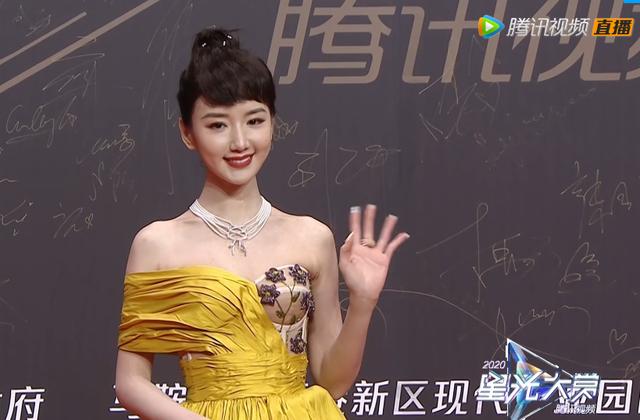红毯造型两极分化:唐嫣产后回春热巴美貌封神,4大顶流却遭群嘲