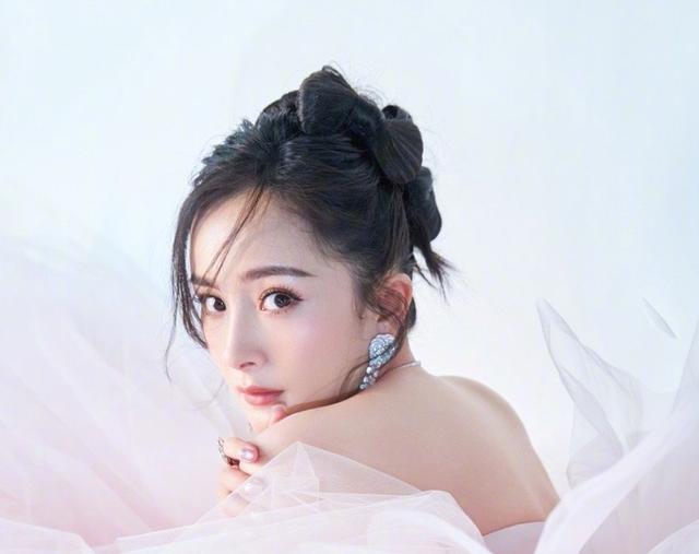 红毯造型两极分化:唐嫣产后回春热巴美貌封神,4大顶流却遭群嘲