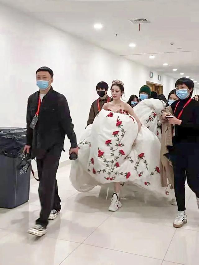 红毯造型两极分化:唐嫣产后回春热巴美貌封神,4大顶流却遭群嘲