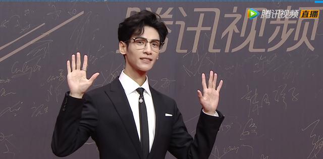 红毯造型两极分化:唐嫣产后回春热巴美貌封神,4大顶流却遭群嘲