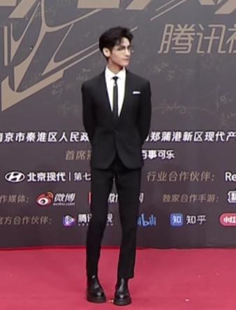 红毯造型两极分化:唐嫣产后回春热巴美貌封神,4大顶流却遭群嘲