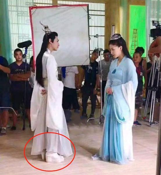 红毯造型两极分化:唐嫣产后回春热巴美貌封神,4大顶流却遭群嘲