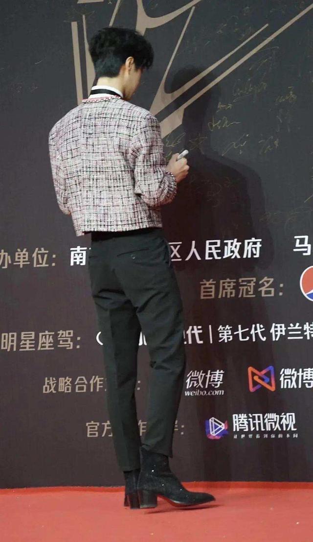 红毯造型两极分化:唐嫣产后回春热巴美貌封神,4大顶流却遭群嘲