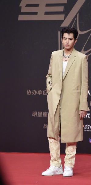 红毯造型两极分化:唐嫣产后回春热巴美貌封神,4大顶流却遭群嘲