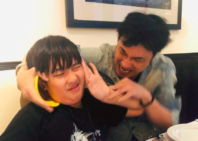 费曼与吴镇宇亲密合照,下巴肉分层颜值不再?脸盘是老爸的两倍大