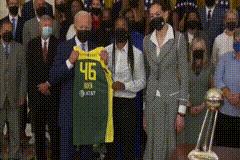 塔利班特赦阿富汗前总统,拜登又跪了,哈里斯上位得到认可?
