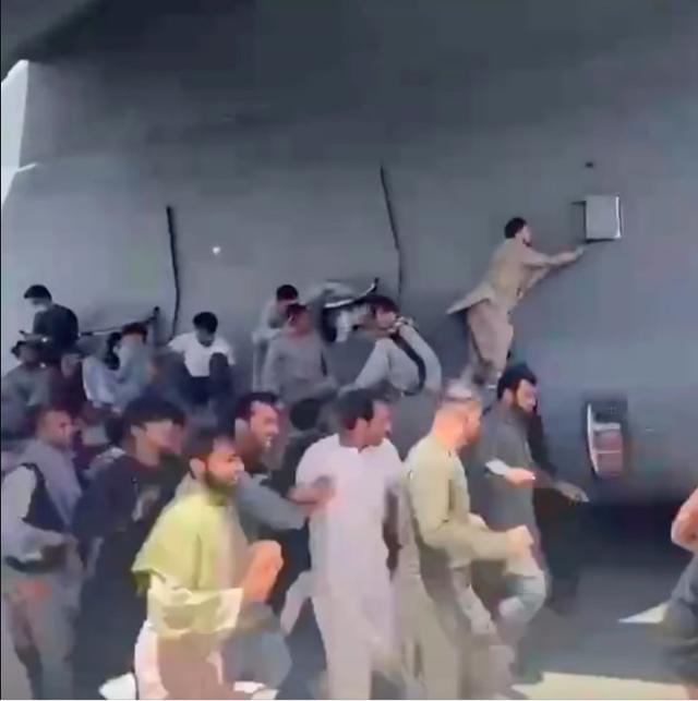从美军飞机上坠落的17岁阿富汗男孩,被发现时全身骨头都碎了