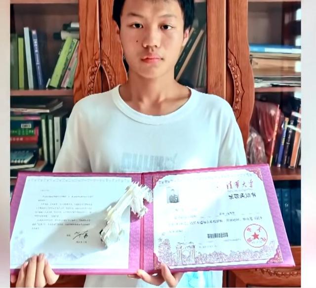 课桌上刻着浙大的男生考上了清华,网友的评论亮了,爱终究会消失