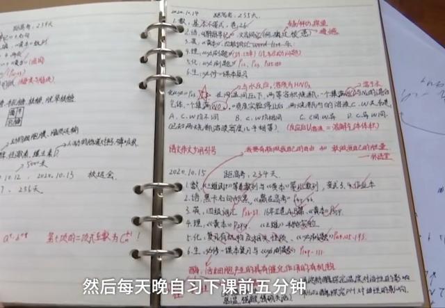 课桌上刻着浙大的男生考上了清华,网友的评论亮了,爱终究会消失