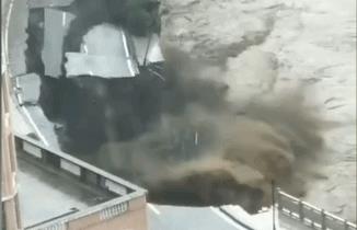 暴雨来袭水位上涨 陕西石泉一小区外河堤垮塌 人员紧急转移