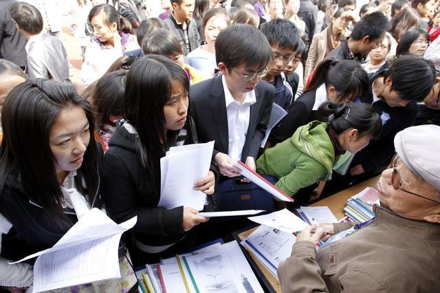 2021年应届毕业生数量900万创历史新高,超过1/4期待从事IT互联网