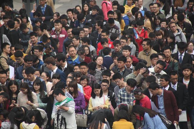 2021年应届毕业生数量900万创历史新高,超过1/4期待从事IT互联网