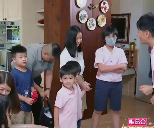 星二代近照:诺一安吉Kimi都胖了,天天的身高就快追上钱枫了