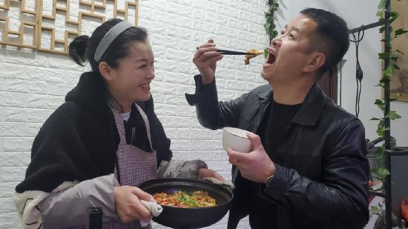 北上广的中年男人们,半夜偷偷看“海王”