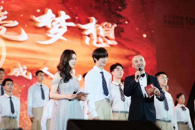 时代少年团丁程鑫加入快乐家族,曾致辞母校育才中学:所有梦想都值得被尊重