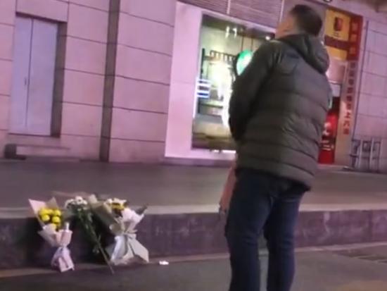 高三女生被坠楼者砸死,目击者:有个人跑开了没砸到