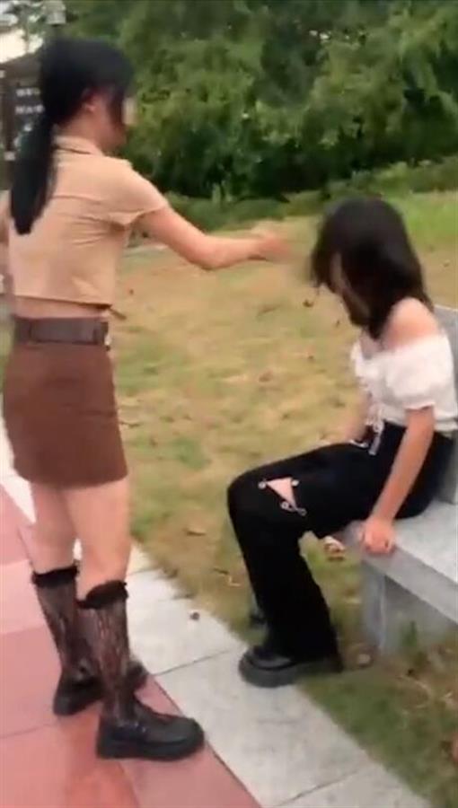 女记者采访遭围殴(女生在公园遭六人围殴视频) 女记者采访遭围殴(女生在公园遭六人围殴视频)