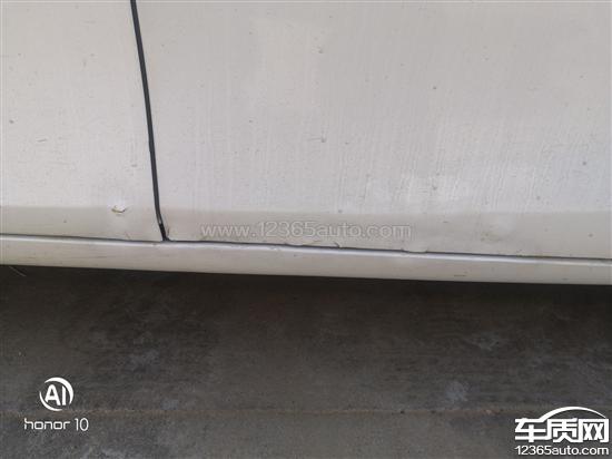 2015款 1.5L 手动 向上版 三厢,吉利帝豪车门漆面鼓包生锈要求尽快解决 2015款 1.5L 手动 向上版 三厢,吉利帝豪车门漆面鼓包生锈要求尽快解决