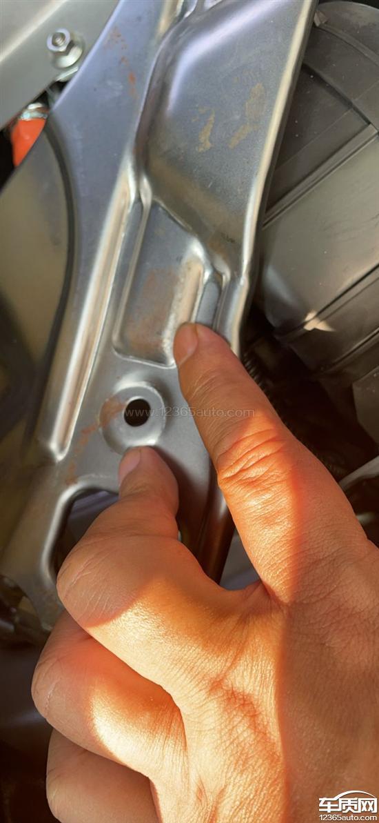 2019款 双擎 1.8H CVT 运动版 国V,广汽丰田雷凌后排座椅框架生锈要求更换 2019款 双擎 1.8H CVT 运动版 国V,广汽丰田雷凌后排座椅框架生锈要求更换